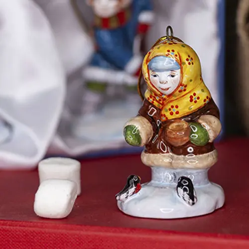 Девочка кормит снегирей фото