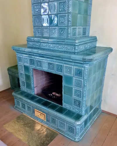 камин с изразцами