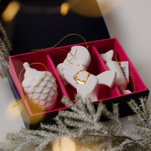 Набор 3 изделий: шишка малая, лошадка, конфетка (фарфор) Набор 3 изделий: шишка малая, лошадка, конфетка (фарфор) фото