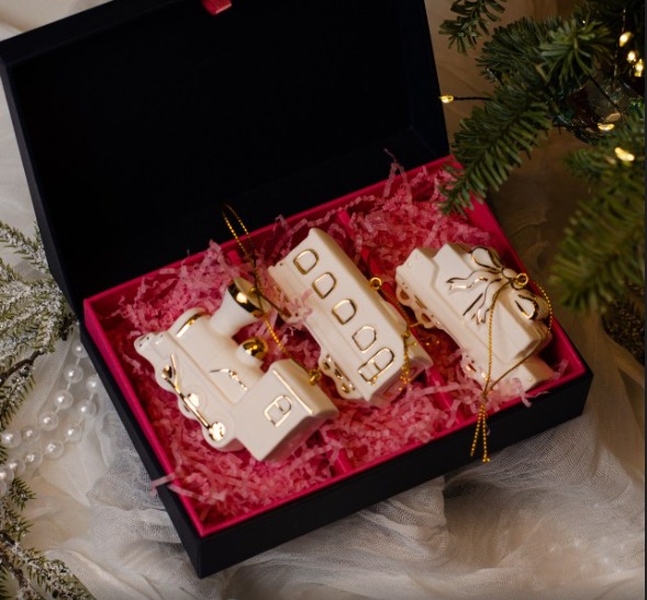 Набор 3 изделия (паровозик, вагончик пассажирский, вагончик с большим подарком) фото