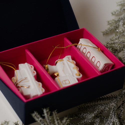 Набор 3 изделий (паровозик, вагончик пассажирский, вагончик с большим подарком) Набор 3 изделий (паровозик, вагончик пассажирский, вагончик с большим подарком) фото