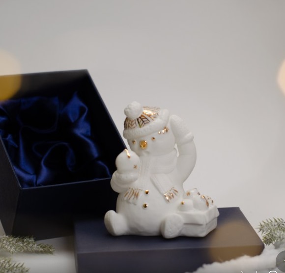 Фигурка Снеговик с шаром фарфор, золото с коробкой фото