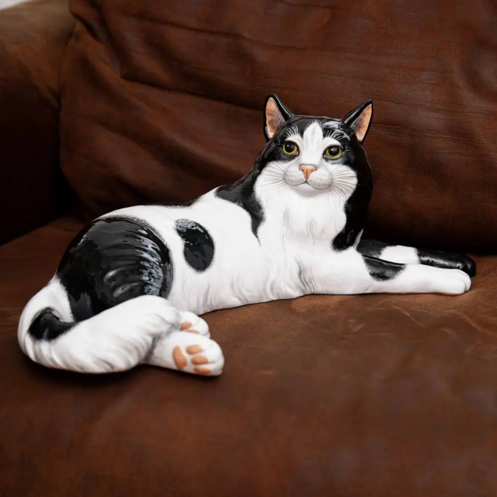 Кошка лёжа (большая) черная фото