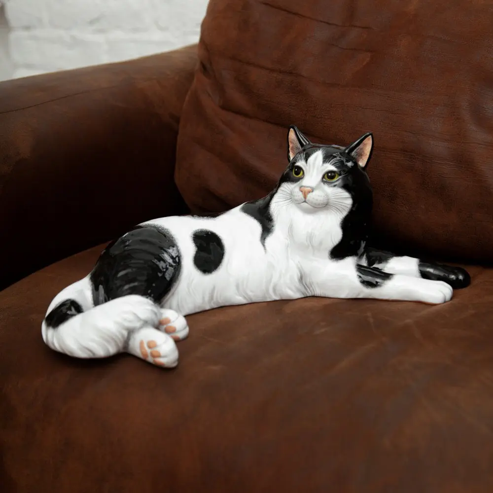 Кошка лёжа (большая) черная фото