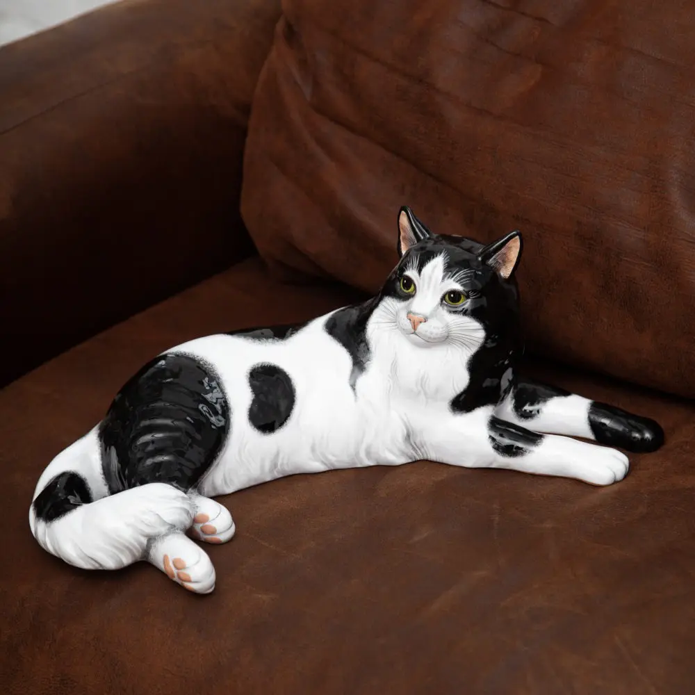 Кошка лёжа (большая) черная фото