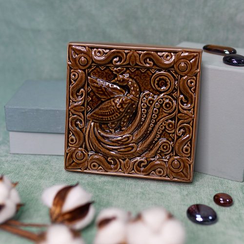 Изразец Павлин одноцветный коричневый Изразец Павлин одноцветный коричневый фото