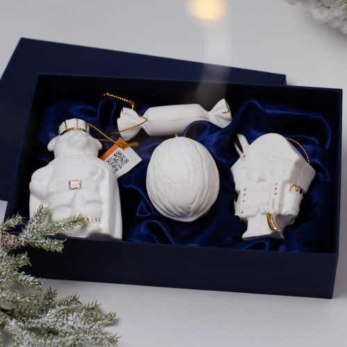 Набор 4 изделия (щелкунчик,мыш.король, орех, конфетка) фарфор Набор 4 изделия (щелкунчик,мыш.король, орех, конфетка) фарфор фото