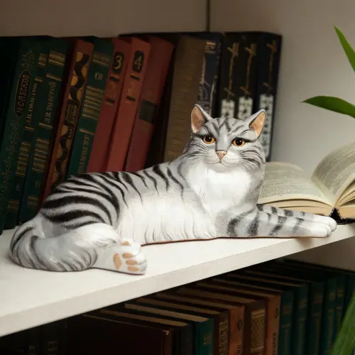 Кошка лёжа (большая) серая полосатая фото