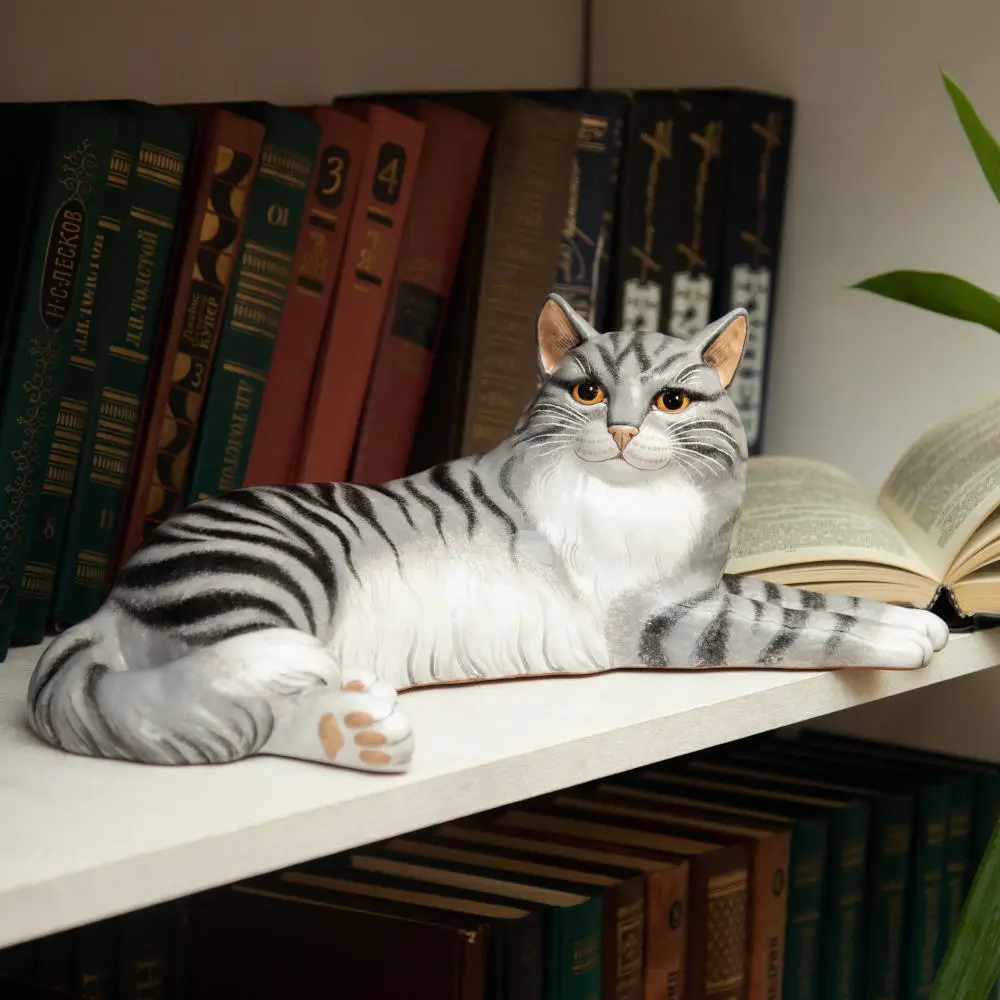 Кошка лёжа (большая) серая полосатая фото