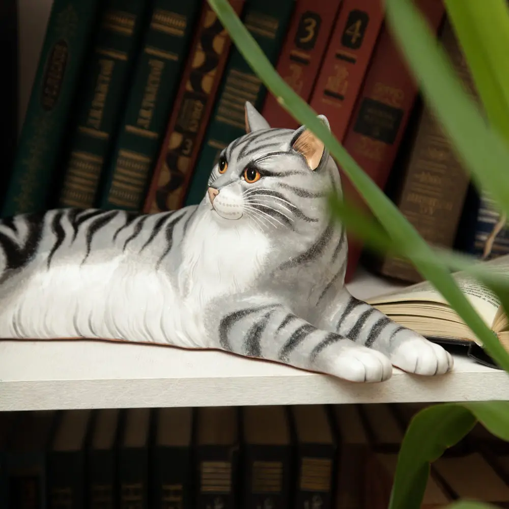 Кошка лёжа (большая) серая полосатая фото