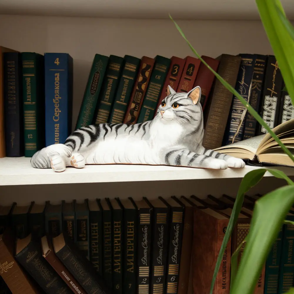 Кошка лёжа (большая) серая полосатая фото