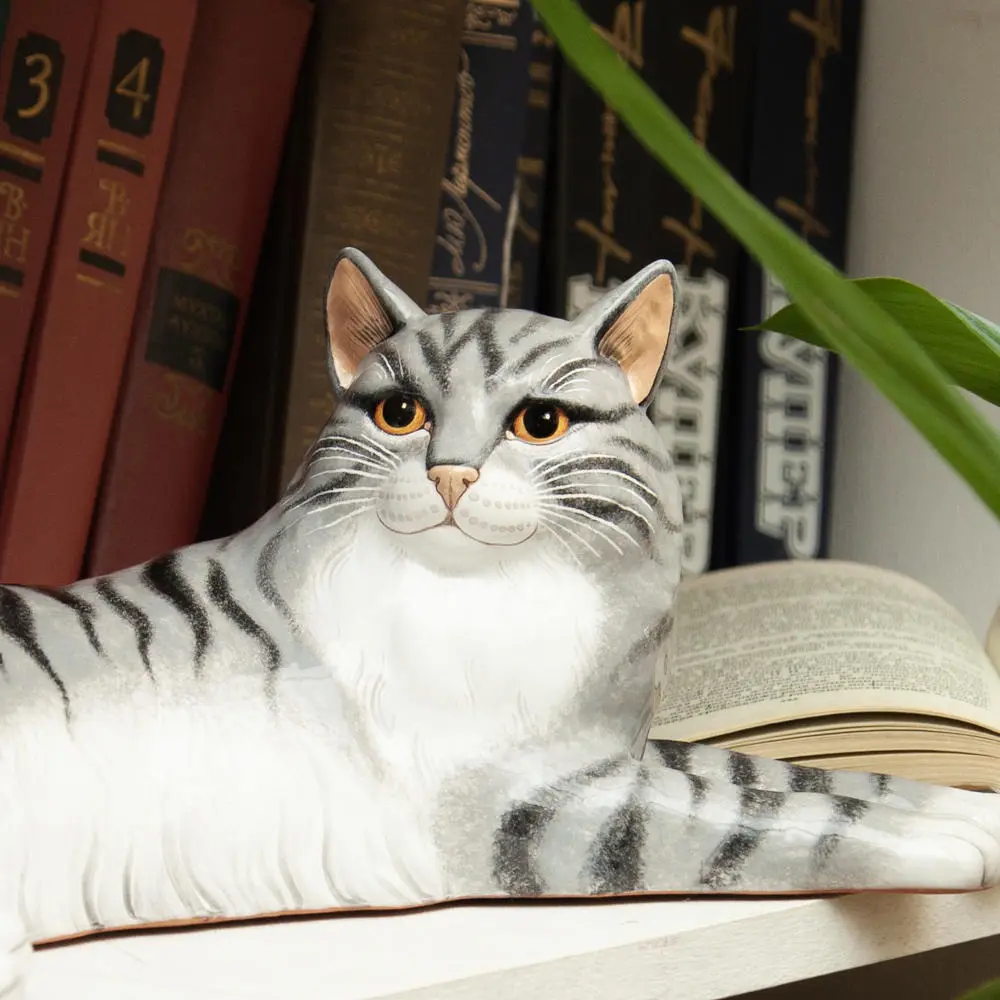 Кошка лёжа (большая) серая полосатая фото