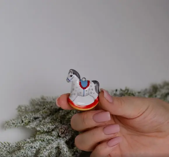 Лошадка (мини) качалка 2025 Размер: 0.3 × 1.5 × 4.5 СМ, вес: 10ГР Лошадка (мини) качалка 2025 Размер: 0.3 × 1.5 × 4.5 СМ, вес: 10ГР фото