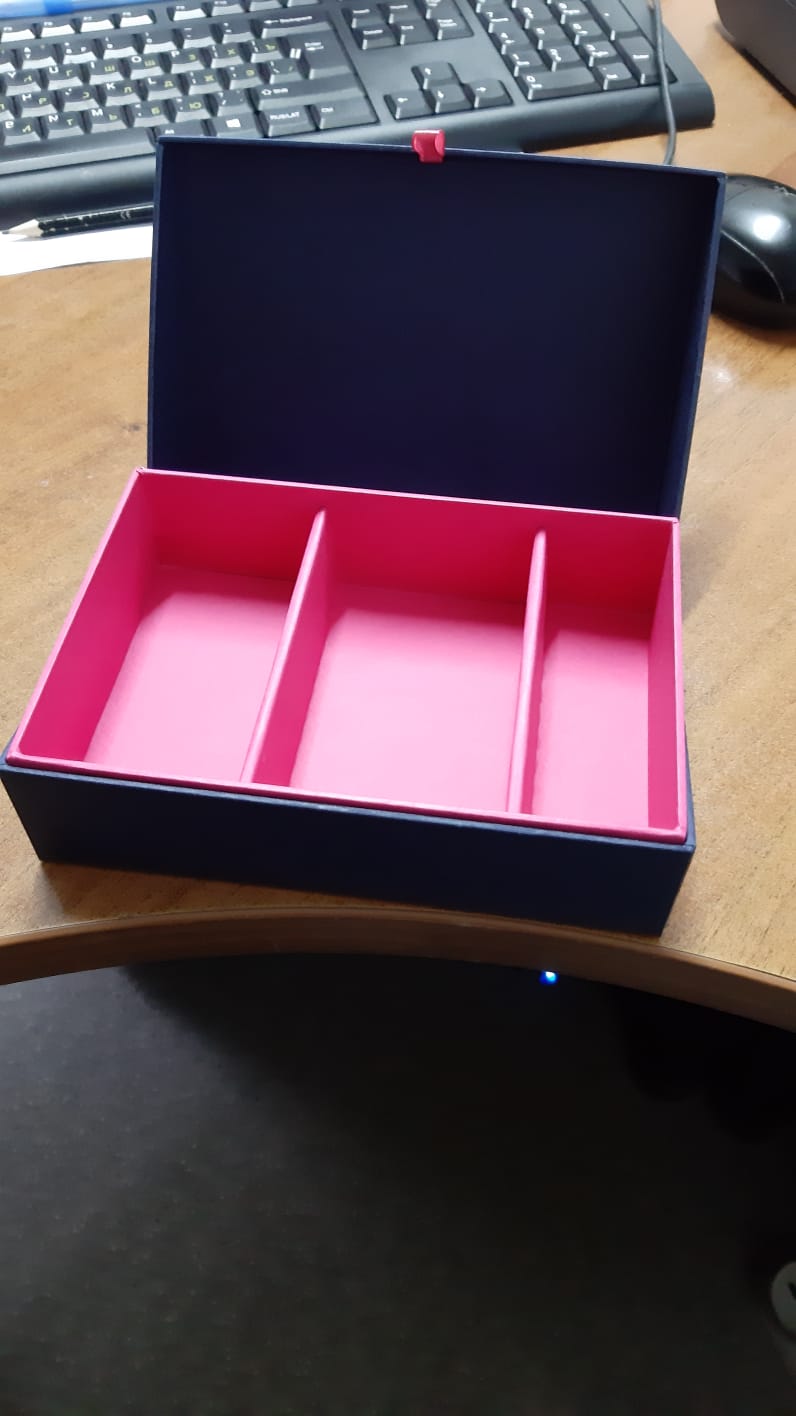 Подарочная коробка - Паровоз и два вагона фарфор 3 изделия/155*105*45 МАЛЕНьКАЯ/разной высоты фото