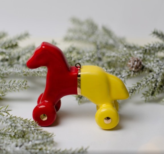 Лошадка каталка двухцветная глазурь с золотом (красно желкая) Размер: 0.3 × 1.5 × 4.5 СМ, вес: 10ГР Лошадка каталка двухцветная глазурь с золотом (красно желкая) Размер: 0.3 × 1.5 × 4.5 СМ, вес: 10ГР фото