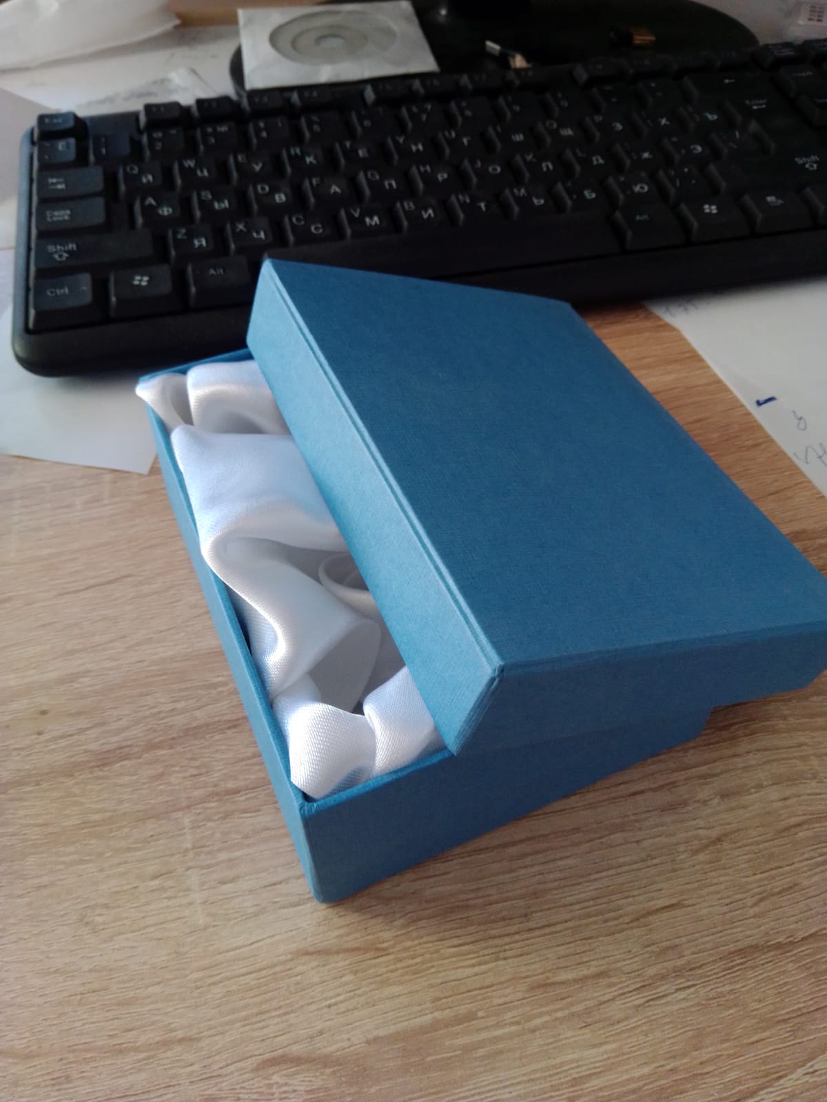 Подарочная коробка под 1 изделие однотонные(красные, голубые) 125*125*120 У000035 фото