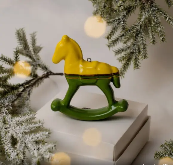 Лошадка качалка двухцветная с золотом ( жёлтая с зеленым) Лошадка качалка двухцветная с золотом ( жёлтая с зеленым) фото