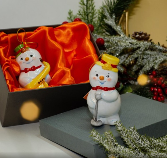 Набор 2 снеговика майолика (Снеговик музыкант с микрофоном, Снеговик музыкант с контрабасом) Набор 2 снеговика майолика (Снеговик музыкант с микрофоном, Снеговик музыкант с контрабасом) фото