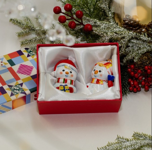 Набор 2 снеговика майолика ( снеговик с подарком , снеговик с колокольчиком0 Набор 2 снеговика майолика ( снеговик с подарком , снеговик с колокольчиком0 фото