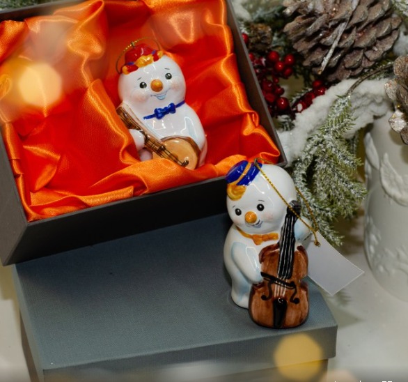 Набор 2 снеговика майолика (Снеговик музыкант с мандолиной, Снеговик музыкант с контрабасом) Набор 2 снеговика майолика (Снеговик музыкант с мандолиной, Снеговик музыкант с контрабасом) фото