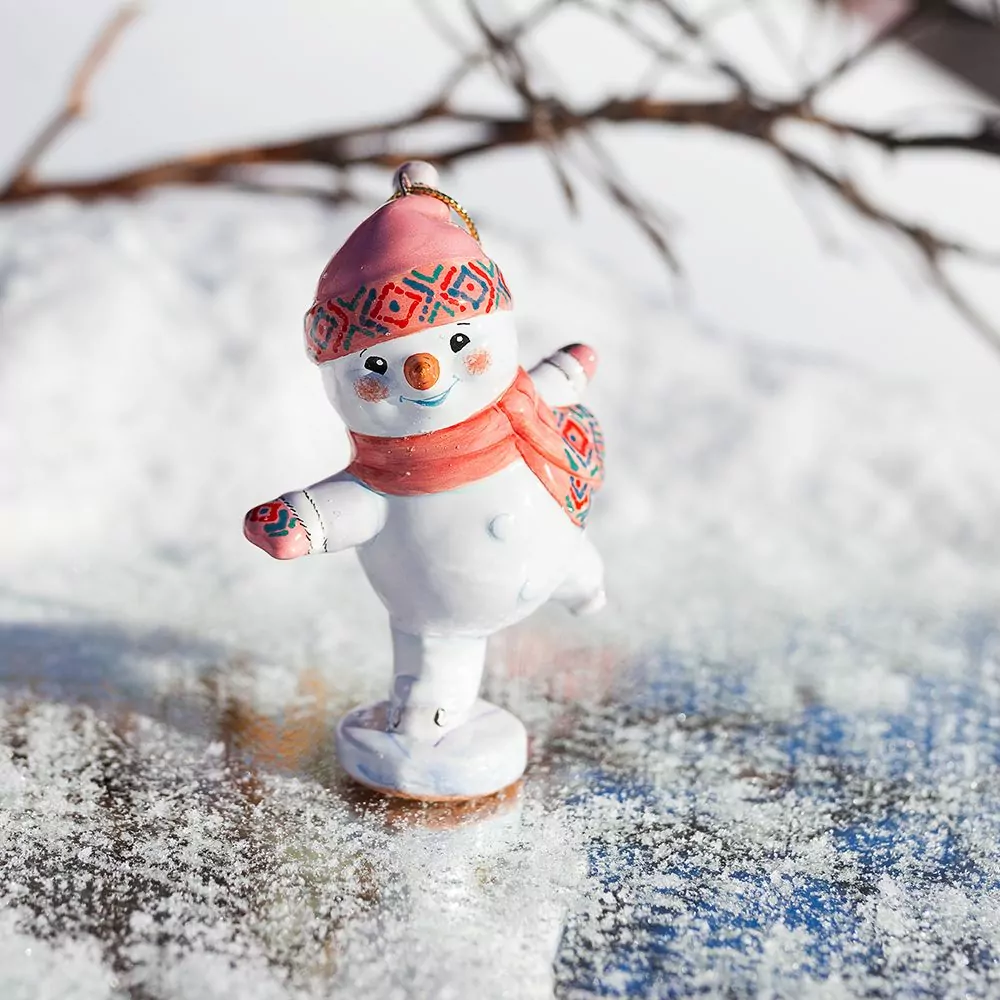 Снеговик-конькобежец фото