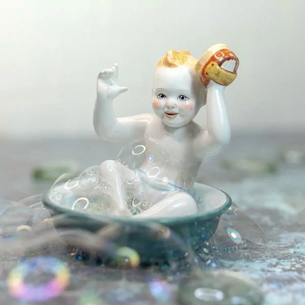 Малыш в  тазике (для ванной) фото