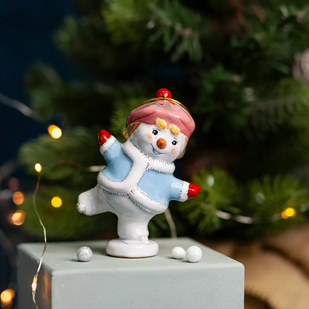 Снеговик-девочка на коньках фото