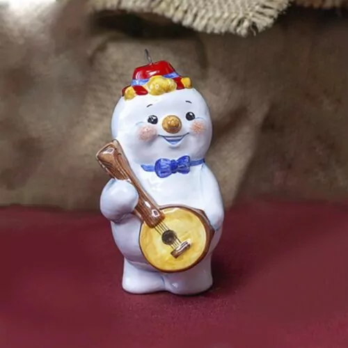 Снеговик-музыкант с мандолиной фото